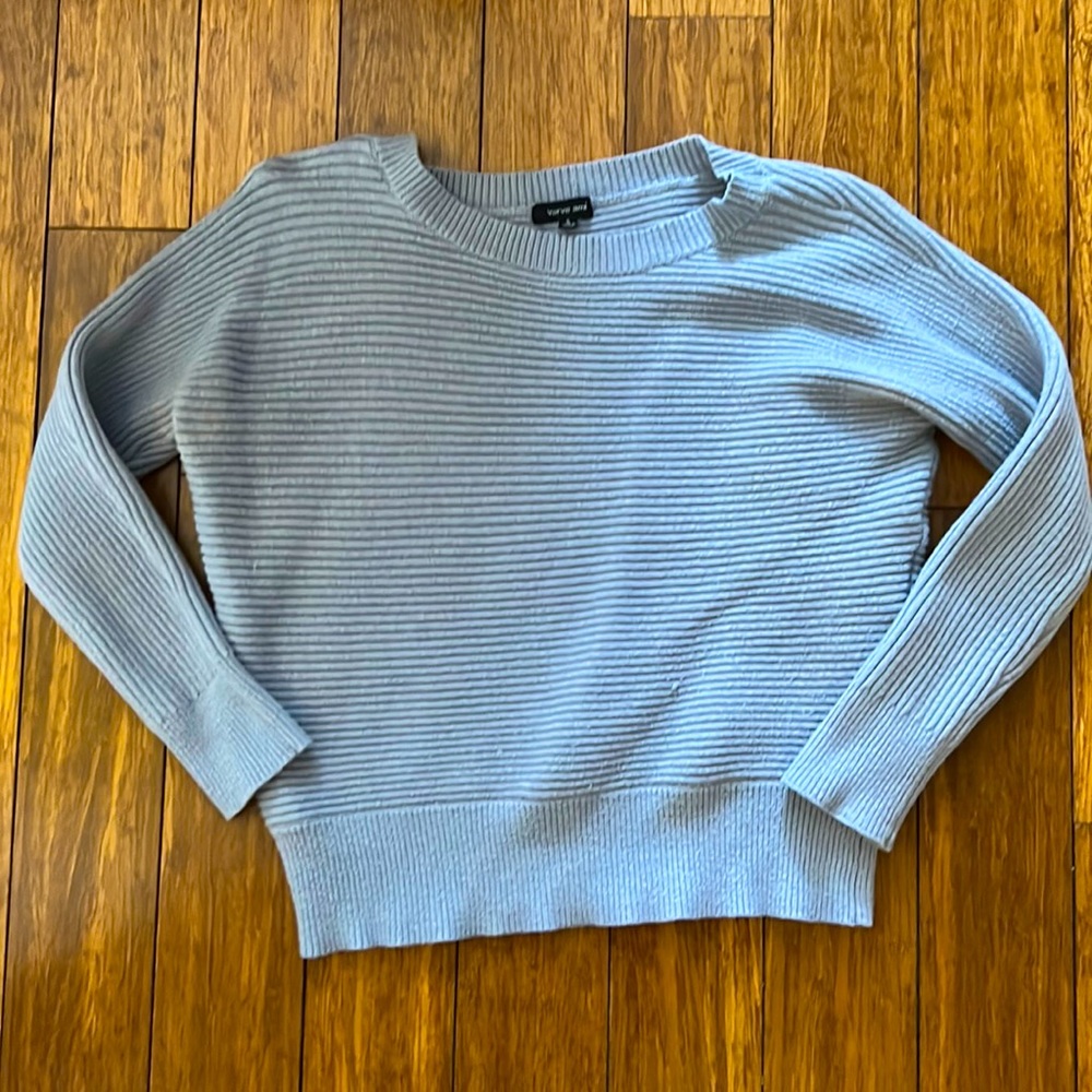 Lightweight, fitted pullover